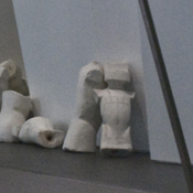 Torsos lebensgroßer Puppen liegen wie hingeschmissen in einem Schaufenster